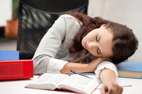 ngủ sai tư thế dẫn đến đau đầu